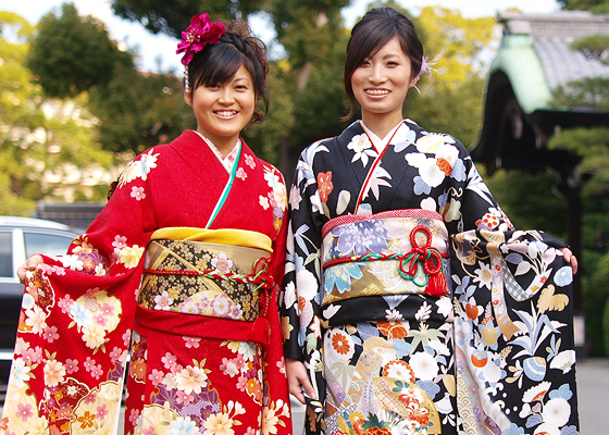 Японские девушки в национальных костюмах