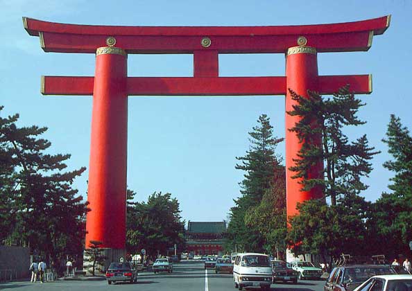 ворота синтоистского храма Хэйан в Киото