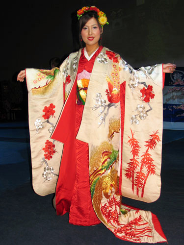 японская одежда со шлейфом